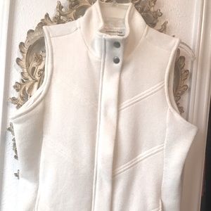 Fitted, w/pockets Vest